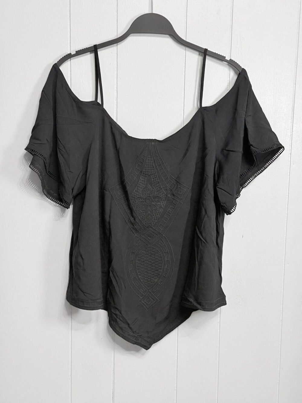 a.n.a A New Approach Black Cold Shoulder Flutter Sleeve Top Rayon Size L